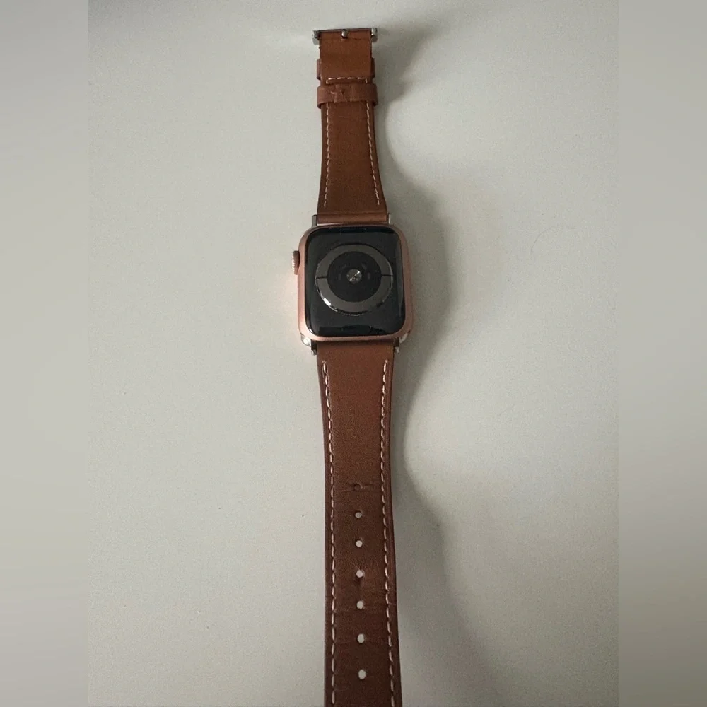 Rose Gold Apple Watch Series 5 40mm GPS with Two Bands + Charging cable